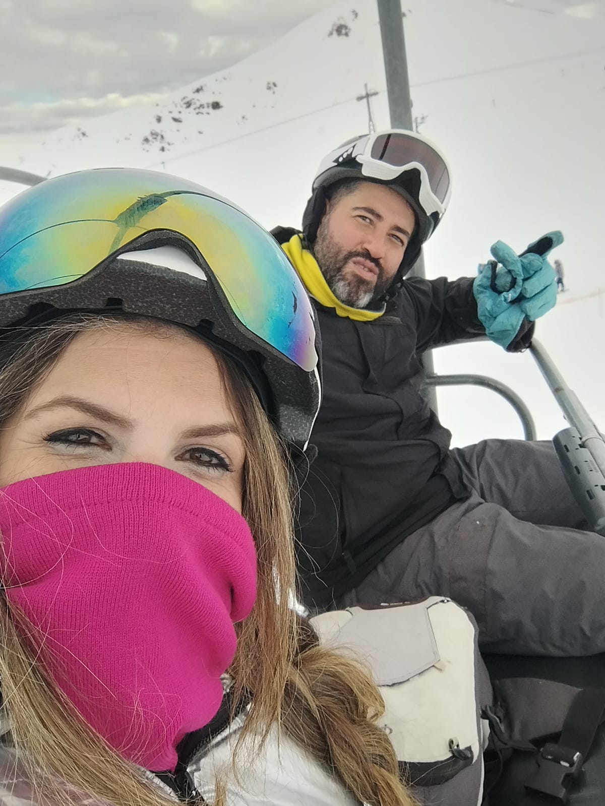 Grupo de amigos comemorando na neve